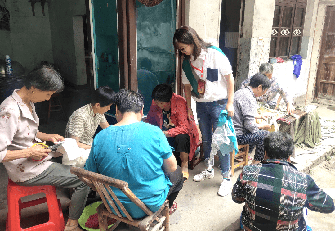 洪桥镇代表在行动 | 小小缝纫机织起“共富网”