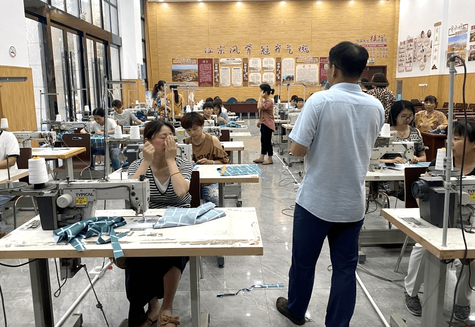 洪桥镇代表在行动 | 小小缝纫机织起“共富网”