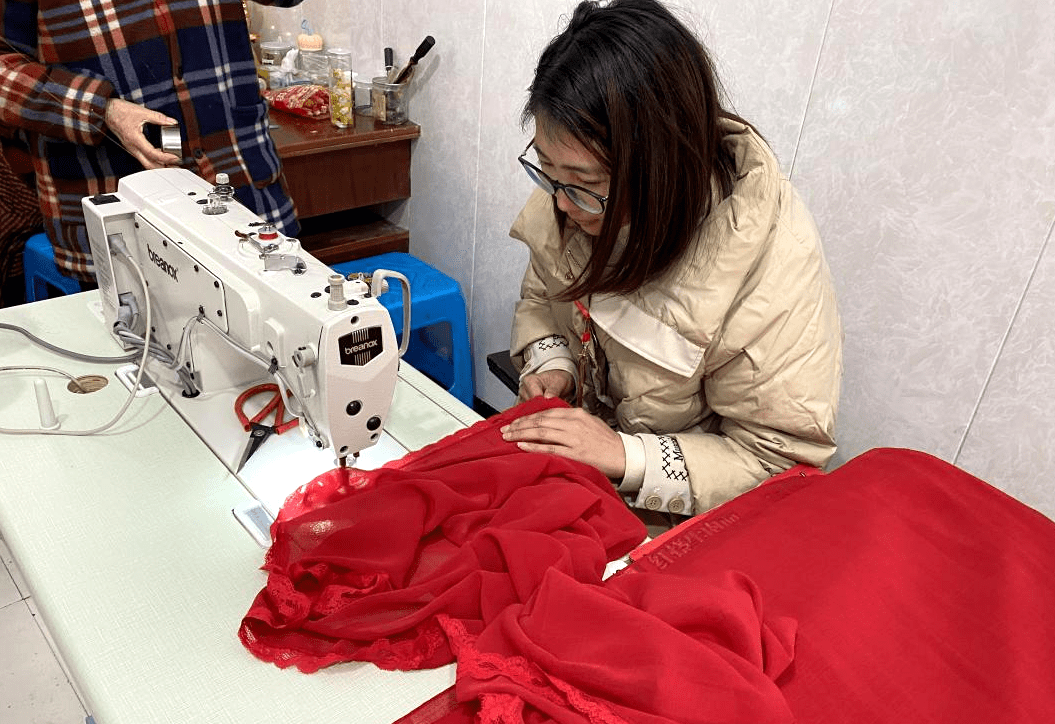 洪桥镇代表在行动 | 小小缝纫机织起“共富网”