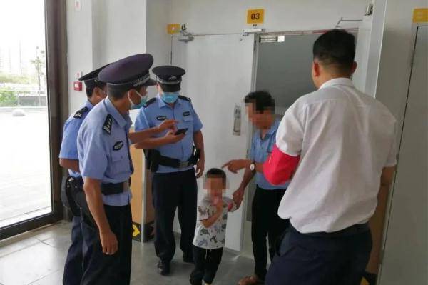 爷孙被困货运通道<strong></p>
<p>运通币</strong>，民警火速救援