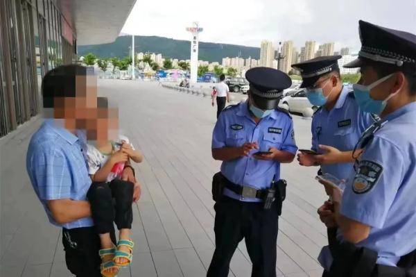 爷孙被困货运通道<strong></p>
<p>运通币</strong>，民警火速救援