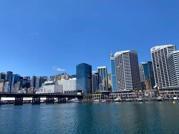 暂停内地居民身份开港美股账户？20家券商回应<strong></p>
<p>美股财年</strong>！返澳留学生“一房难求” 限价政策难抑涨价冲动 本财年零售电价或上涨两成