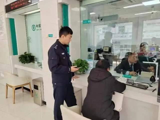 “我不可能被骗<strong></p>
<p>p2p理财险</strong>，我给谁转账你们都管不着”，女子欲转账进行投资理财，险被骗2万元