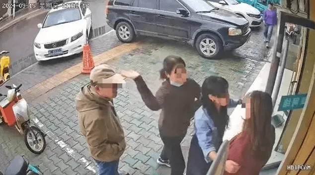 公职夫妻因挪车将女子打骨折<strong></p>
<p>巴菲特理财</strong>，想40万私了？通报来了