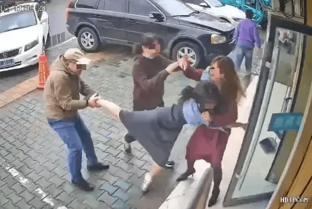 公职夫妻因挪车将女子打骨折<strong></p>
<p>巴菲特理财</strong>，想40万私了？通报来了