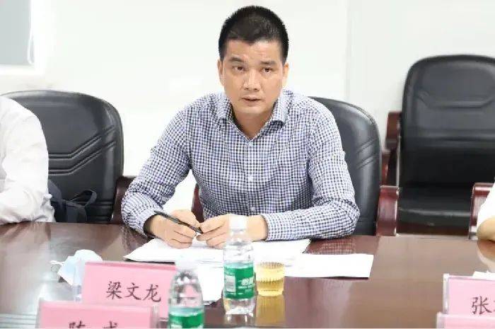 她任深圳一区司法局局长<strong></p>
<p>最近理财</strong>，曾任区委政法委副书记