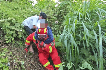郴州800斤疯牛跑出后顶着屠宰工人一路上山又撞下山<strong></p>
<p>最近理财</strong>，已被击毙
