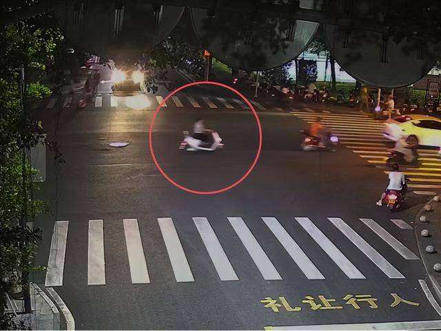 一女子肇事逃逸后仍去逛街<strong></p>
<p>华夏理财险</strong>，被抓后竟称：是路人劝我走的