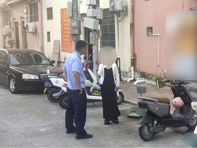 一女子肇事逃逸后仍去逛街<strong></p>
<p>华夏理财险</strong>，被抓后竟称：是路人劝我走的