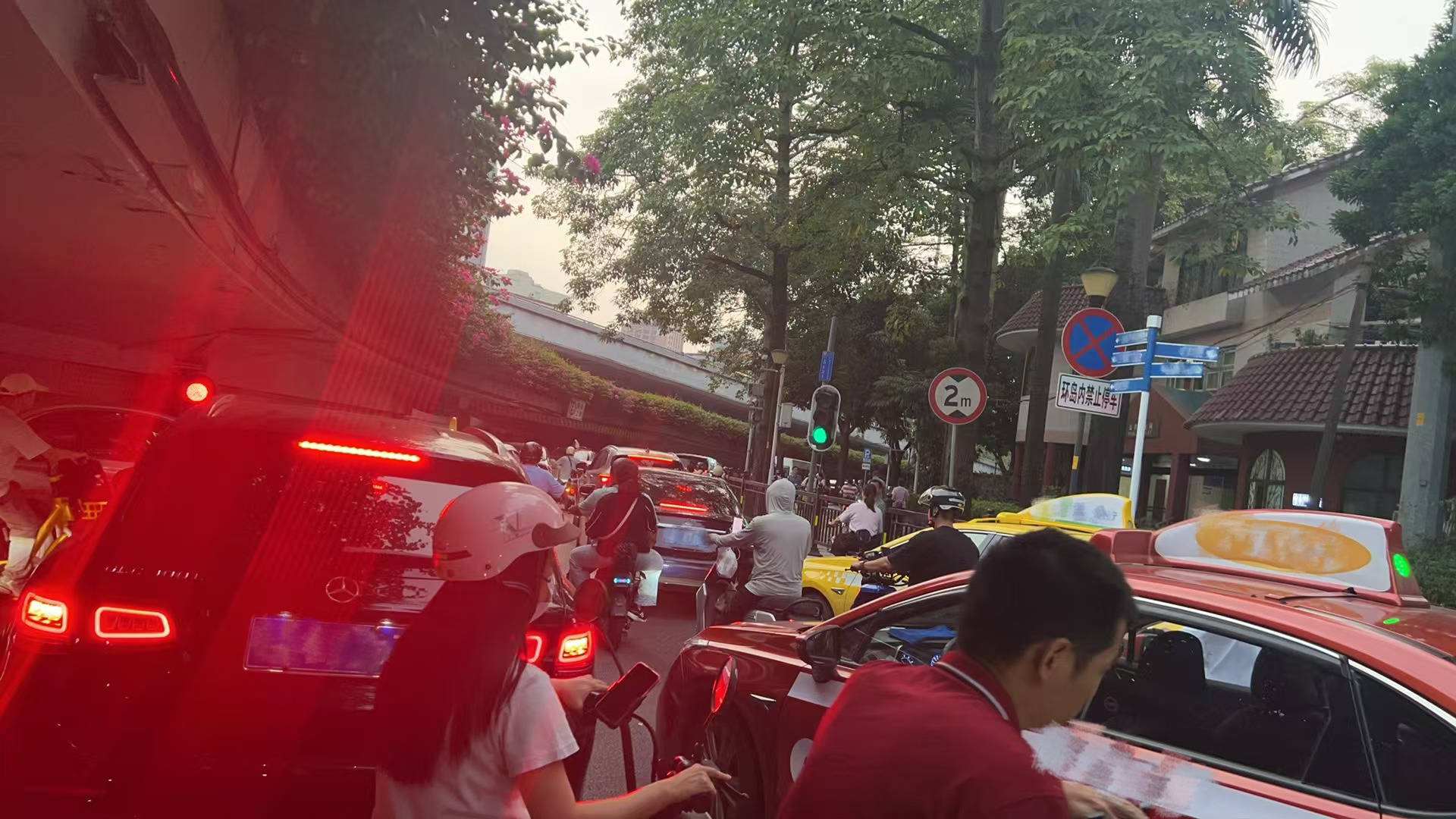 骑电动自行车<strong></p>
<p>理财学院</strong>，我有多“尴尬”：走哪，停哪，咋充电