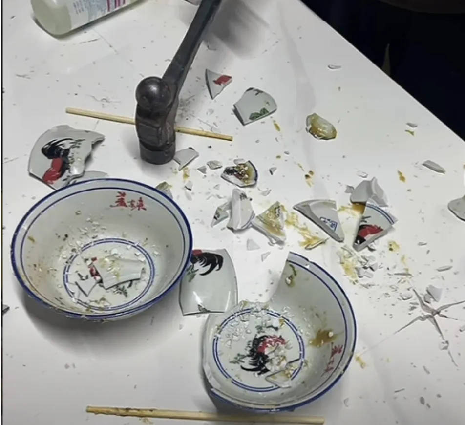 网红夫妇被传有传染病<strong></p>
<p>当前理财</strong>，餐馆砸餐具撇清？官方回应