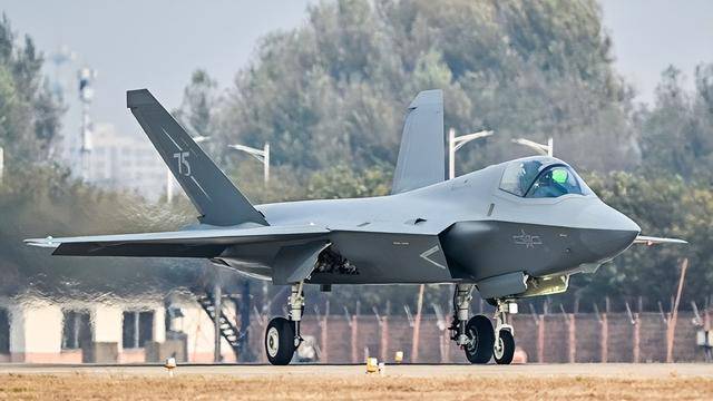 歼-35A正式官宣<strong></p>
<p>当前理财</strong>，命名格式意味深长：航母新舰载机上舰指日可待？