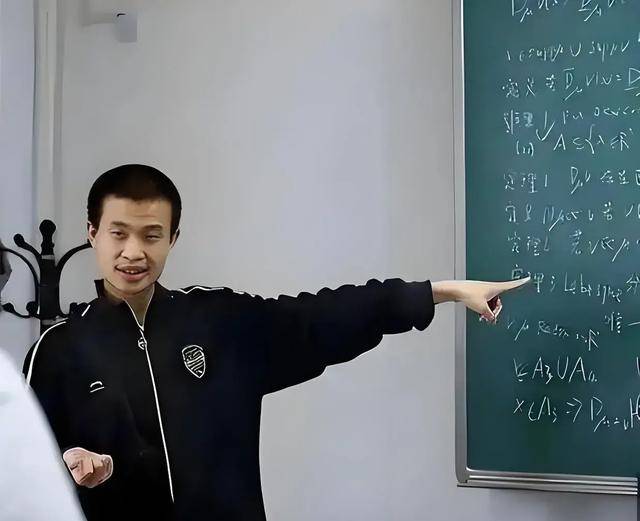 韦东奕上课照片走红<strong></p>
<p>当前理财</strong>，新发型吸睛，网友：板书真漂亮，可惜看不懂