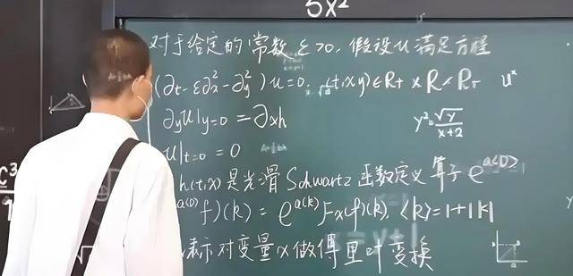 韦东奕上课照片走红<strong></p>
<p>当前理财</strong>，新发型吸睛，网友：板书真漂亮，可惜看不懂