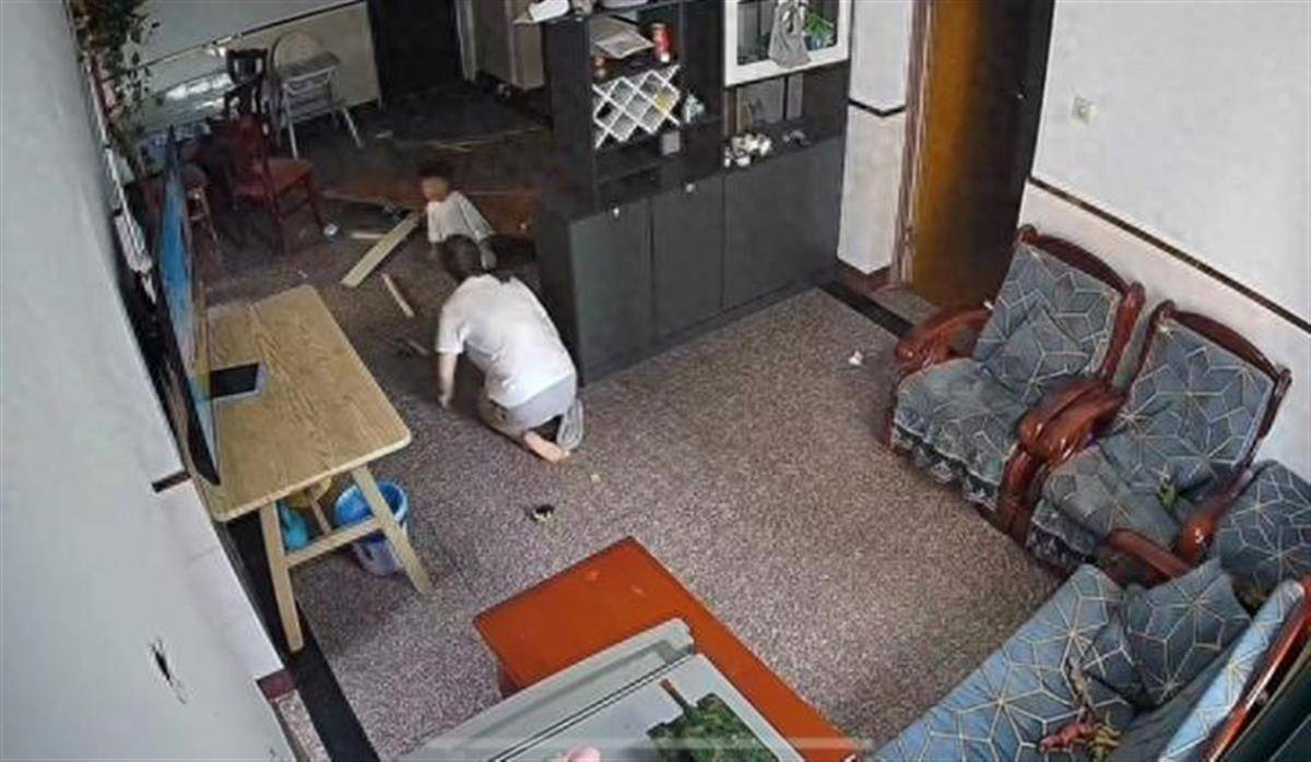 “烧伤妈妈”术后首次开口说话<strong></p>
<p>君融理财</strong>，称一辈子的苦都吃完了，其丈夫已开始带货，512件好物有497人跟买