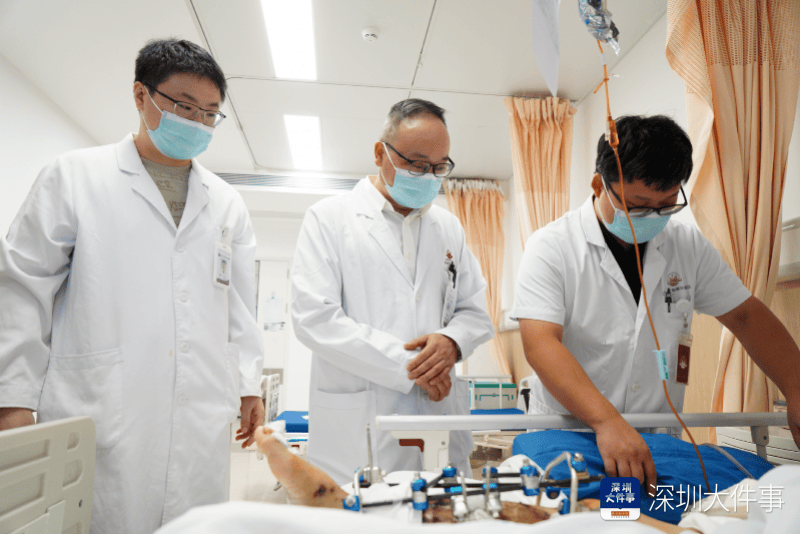 失血过半！深圳男子被三四百斤模具砸到<strong></p>
<p>有盈理财</strong>，医生全力抢救