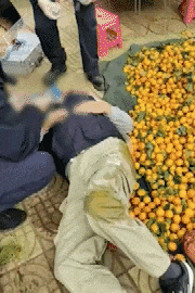 昆明一老人赶集摔倒压坏水果摊！中午就带着家属找来了<strong></p>
<p>好规划理财</strong>，摊主慌了……