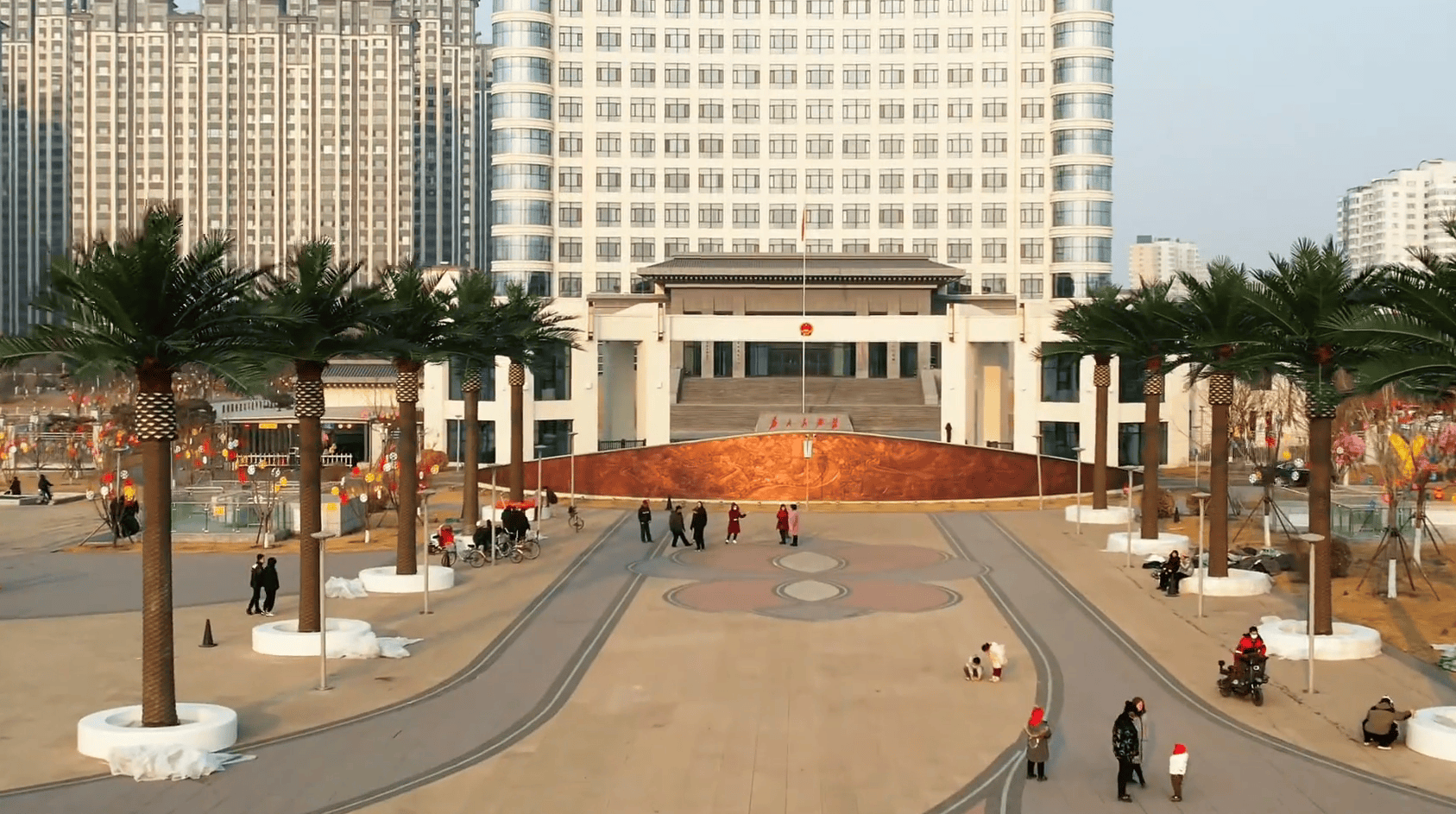 县政府门前广场花1305万建设仿真椰子树、雕塑等<strong></p>
<p>靠谱的理财app</strong>，中央点名通报后，仿真椰子树连夜拆除