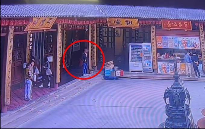 自制缠满双面胶的铁片<strong></p>
<p>农银理财产品</strong>，男子在寺庙内盗窃功德箱被行拘