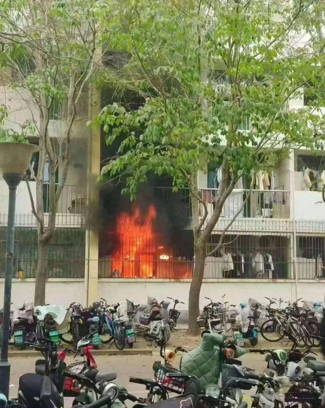 高校宿舍发生大火<strong></p>
<p>农银理财产品</strong>，宿管逃跑、学生逃生被堵？校方回应：没有学生受伤，宿管没第一个跑
