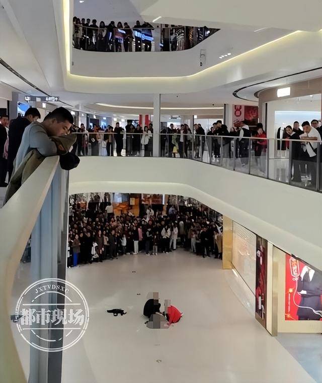 山东济宁一女孩在商场坠亡<strong></p>
<p>理财产品排名</strong>，其倚靠的扶梯玻璃护栏疑似脱落，警方回应
