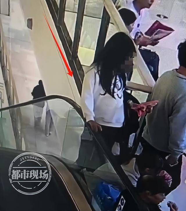 山东济宁一女孩在商场坠亡<strong></p>
<p>理财产品排名</strong>，其倚靠的扶梯玻璃护栏疑似脱落，警方回应