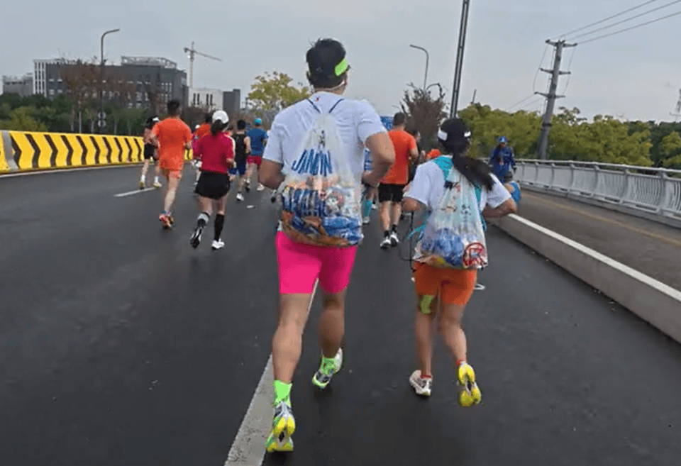 苏州马拉松一男一女将给选手的免费零食打包“负重”奔跑<strong></p>
<p>p2p理财雷</strong>？主办方回应