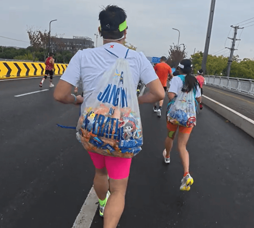 苏州马拉松一男一女将给选手的免费零食打包“负重”奔跑<strong></p>
<p>p2p理财雷</strong>？主办方回应