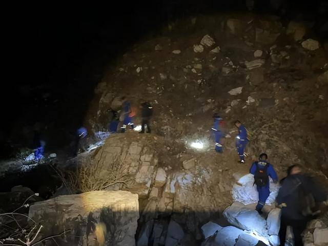 北京一18岁小伙只带了手机爬野山被困<strong></p>
<p>中国人寿理财保险</strong>，18人连夜救援