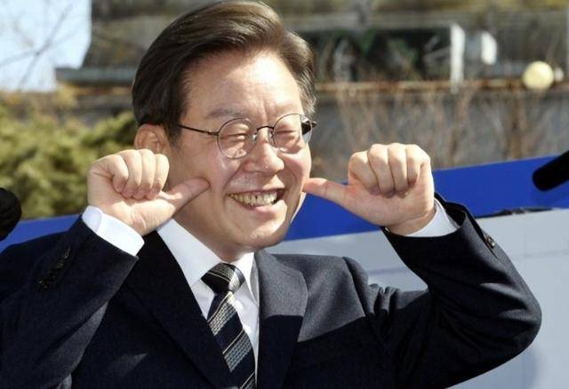 执政党捏着鼻子要“保尹”<strong></p>
<p>钱贷理财</strong>，尹锡悦的总统宝座，将由8个人决定