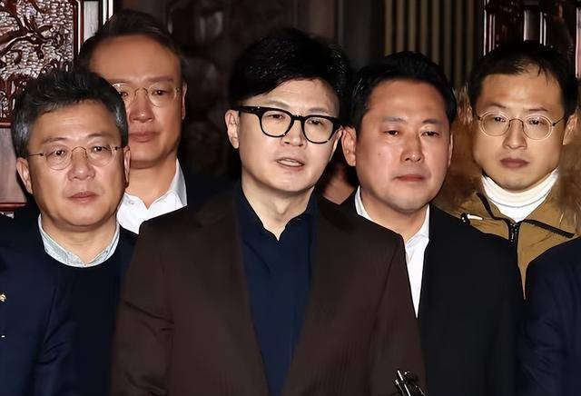 执政党捏着鼻子要“保尹”<strong></p>
<p>钱贷理财</strong>，尹锡悦的总统宝座，将由8个人决定