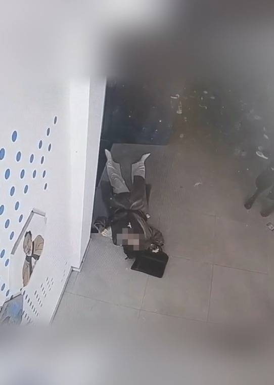 河南一大学老师心脏骤停晕倒<strong></p>
<p>固定收益理财产品</strong>，女学生按压施救：我也很害怕，看到老师好转激动手抖
