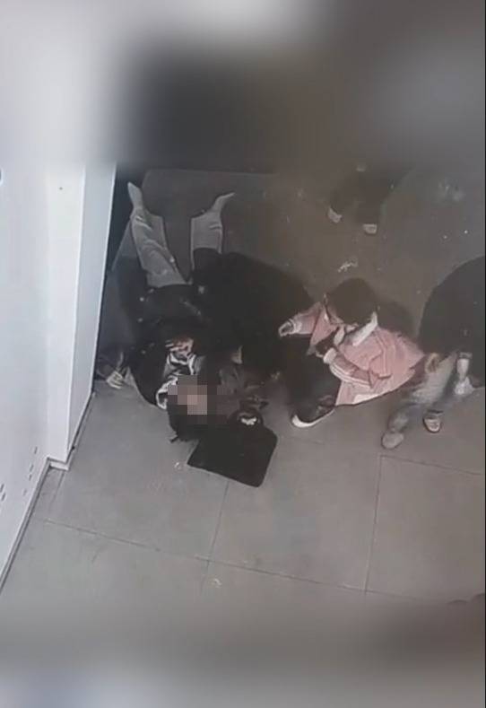 河南一大学老师心脏骤停晕倒<strong></p>
<p>固定收益理财产品</strong>，女学生按压施救：我也很害怕，看到老师好转激动手抖