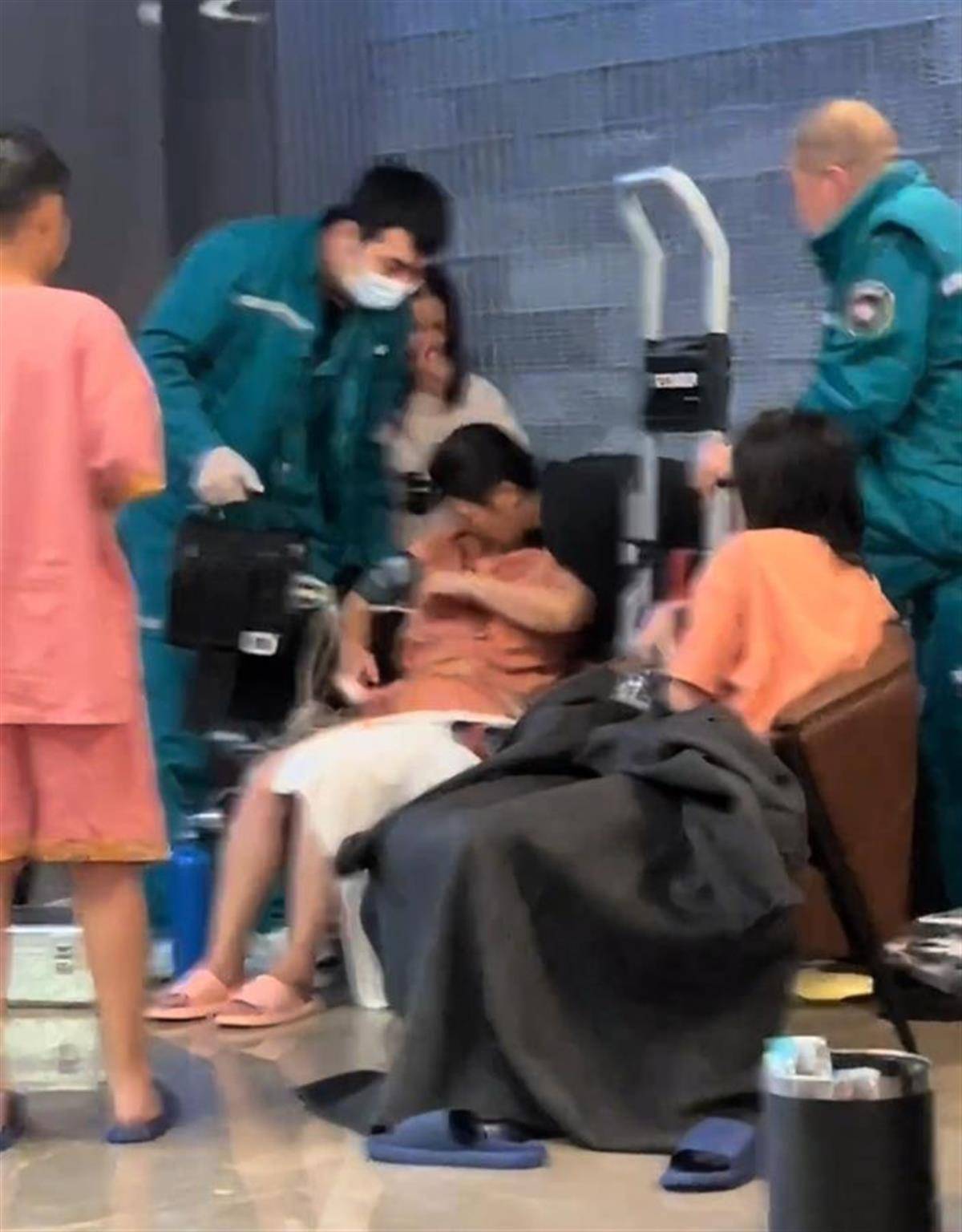 郑州一洗浴中心开业当天多人身体不适，有顾客被送进ICU，官方：均无生命危险