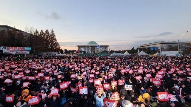 弹劾尹锡悦不成改逮捕<strong></p>
<p>理财通理财怎么样</strong>，执政党又卡Bug：总统会签字逮捕自己？