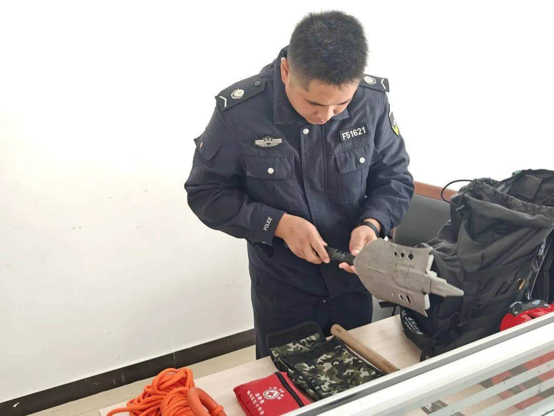 警服做的担架？网友直呼：安全又温暖<strong></p>
<p>理财通理财怎么样</strong>！