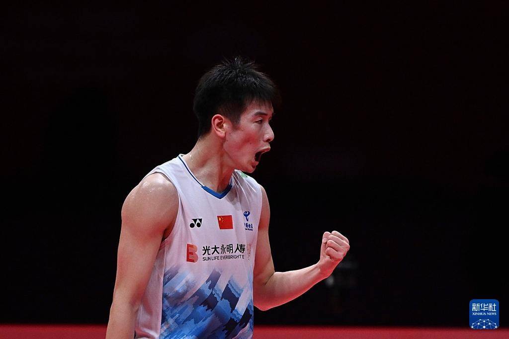 羽毛球世巡赛总决赛:李诗沣胜周天成