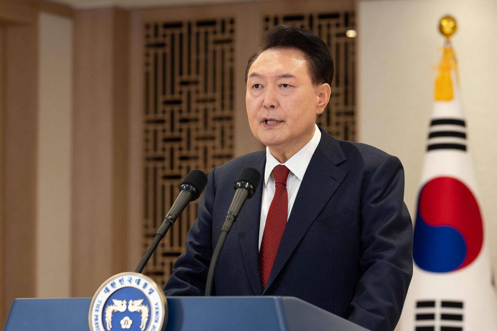 突然主张弹劾总统的韩国执政党党首：曾获尹锡悦多次提拔<strong></p>
<p>白领理财</strong>，后因第一夫人惹怒“亲尹派”