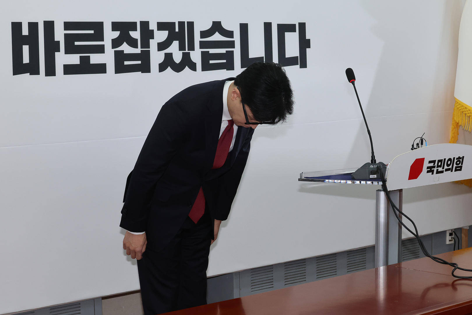 突然主张弹劾总统的韩国执政党党首：曾获尹锡悦多次提拔<strong></p>
<p>白领理财</strong>，后因第一夫人惹怒“亲尹派”