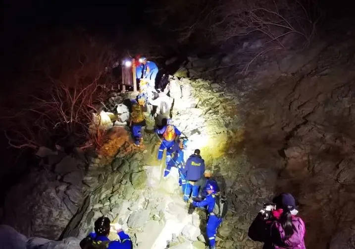 北京一男子带娃登山意外身亡<strong></p>
<p>白领理财</strong>！8岁孩子：以为爸爸只是睡着了