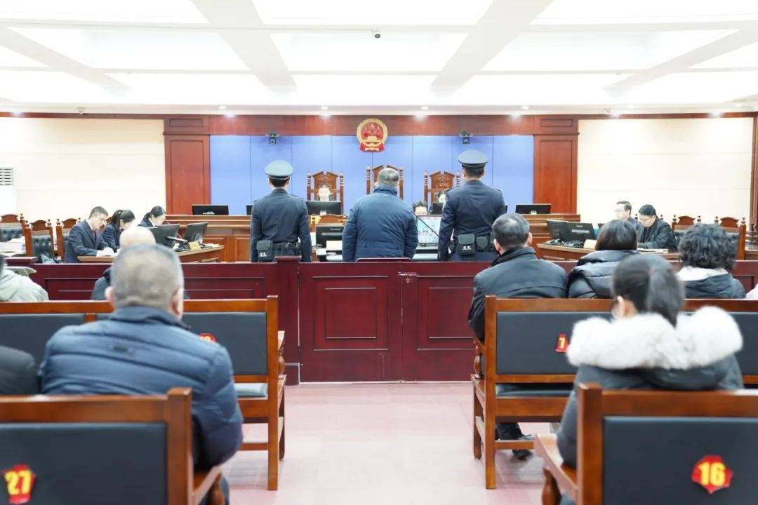 20年受贿1.5亿余元<strong></p>
<p>白领理财</strong>，原贵阳医学院附属医院党委副书记、院长王小林受贿案一审开庭