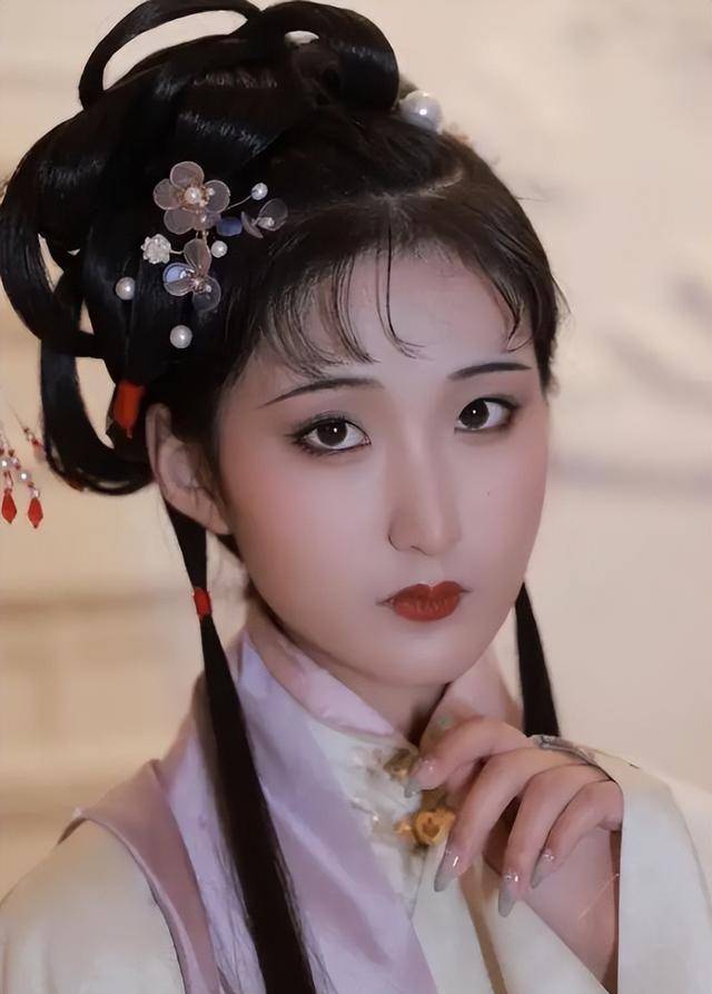 17岁少女神似林黛玉<strong></p>
<p>白领理财</strong>，艺考惊艳评委，网友惊呼：陈晓旭重生！