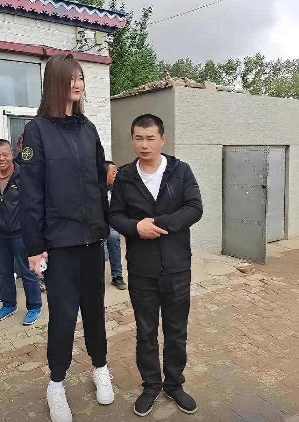 女孩身高2米26貌美如花<strong></p>
<p>银行投资理财</strong>，妈妈天天发愁：白长这么漂亮，没人敢追