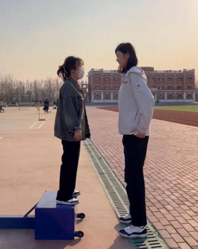 女孩身高2米26貌美如花<strong></p>
<p>银行投资理财</strong>，妈妈天天发愁：白长这么漂亮，没人敢追