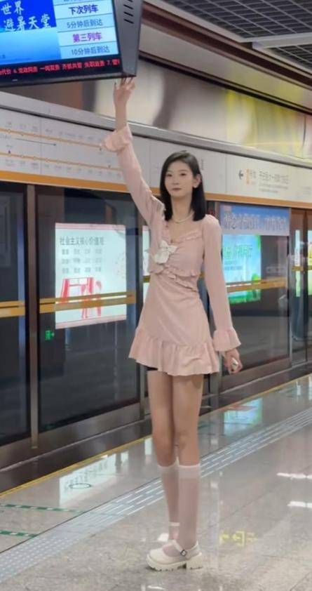 女孩身高2米26貌美如花<strong></p>
<p>银行投资理财</strong>，妈妈天天发愁：白长这么漂亮，没人敢追