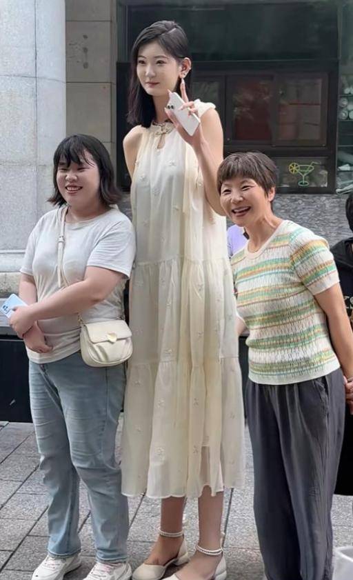 女孩身高2米26貌美如花<strong></p>
<p>银行投资理财</strong>，妈妈天天发愁：白长这么漂亮，没人敢追