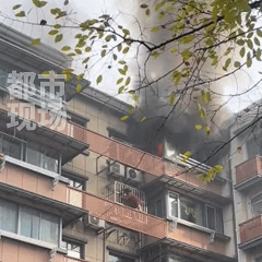 江苏南京一居民楼起火<strong></p>
<p>理财翻译</strong>，浓烟滚滚，一女子被困窗外！当地回应