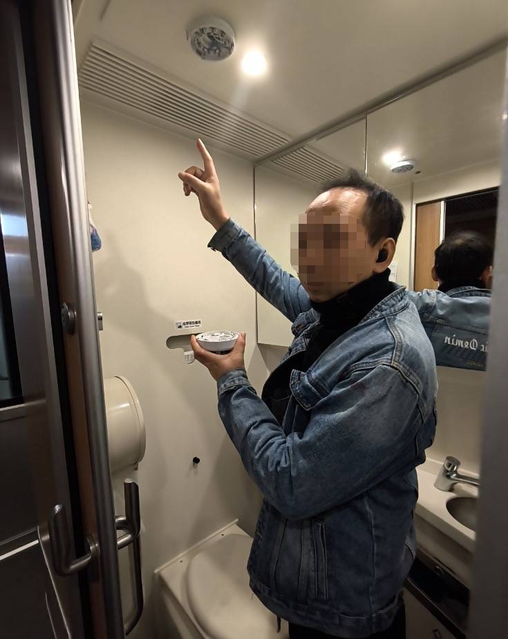 男子为了在动车抽烟防止被查<strong></p>
<p>理财翻译</strong>，竟把烟雾报警器给拆了！铁警：拘留