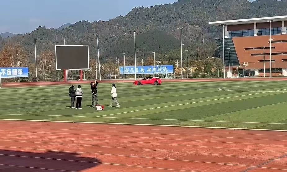 当事人回应开跑车进学校玩漂移：做了就要承担后果<strong></p>
<p>理财翻译</strong>，但不认可学校要求的几十万元赔偿