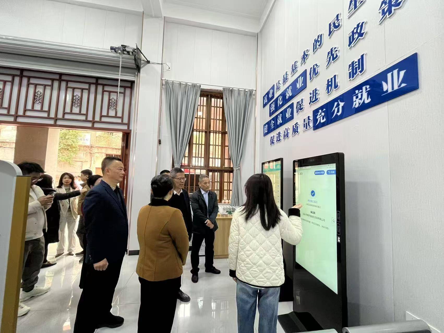 提供“一站式”服务<strong></p>
<p>理财 翻译</strong>！汕头金平区用零工“小”市场撬动就业“大”民生